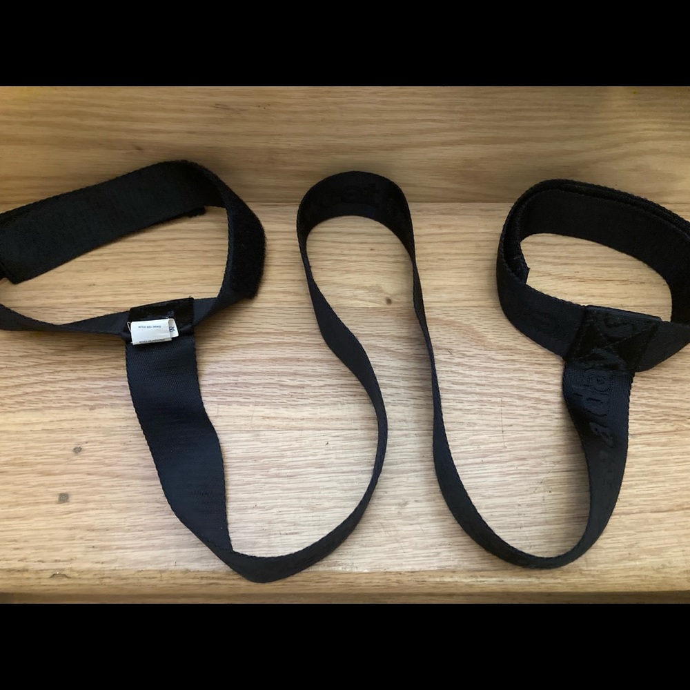 Lululemon Velcro black yoga mat carrying strap (one size)